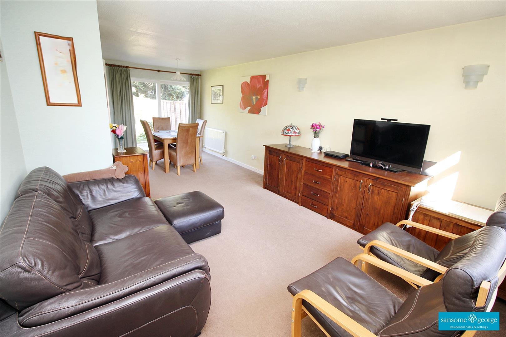 3 bed property in Sandhills Way, Calcot